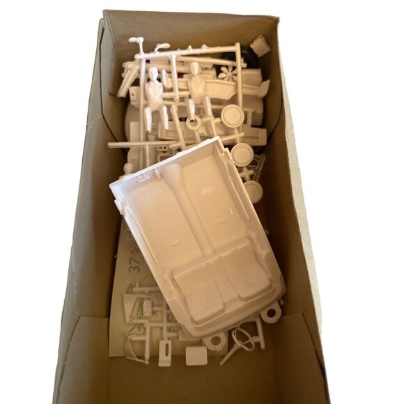 AMT '64 Chrysler Imperial 3-In-1 Convertible Customizing Kit By Gene Winfield - Picture 9 of 9